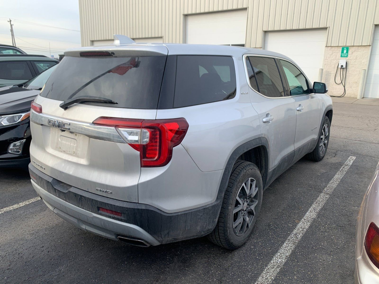Used 2020 GMC Acadia SLE with VIN 1GKKNRLSXLZ115978 for sale in Triadelphia, WV