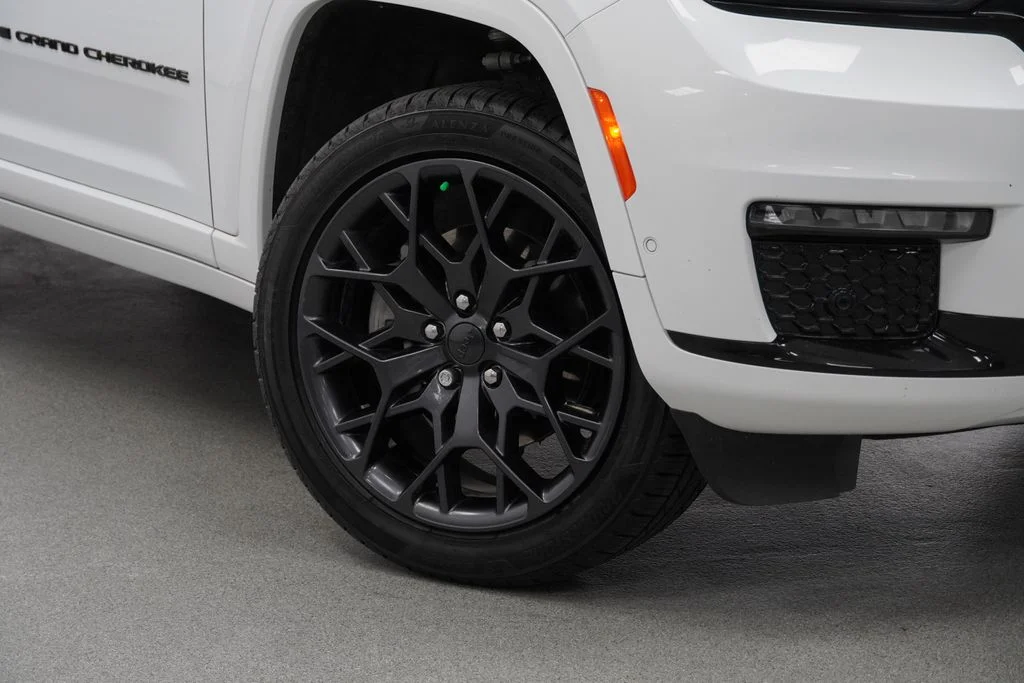 Used 2025 White Jeep Summit Reserve image 5