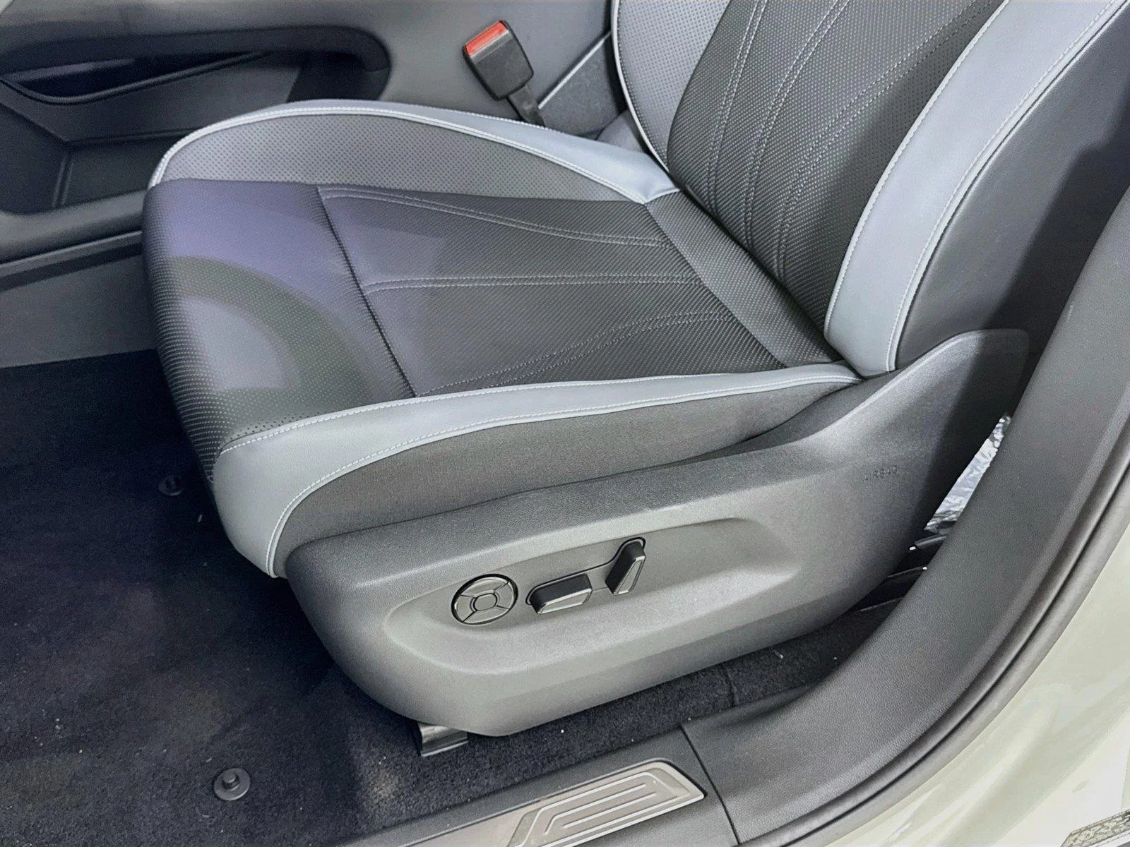 New 2027 Sandstone Volkswagen SE w/Technology image 18