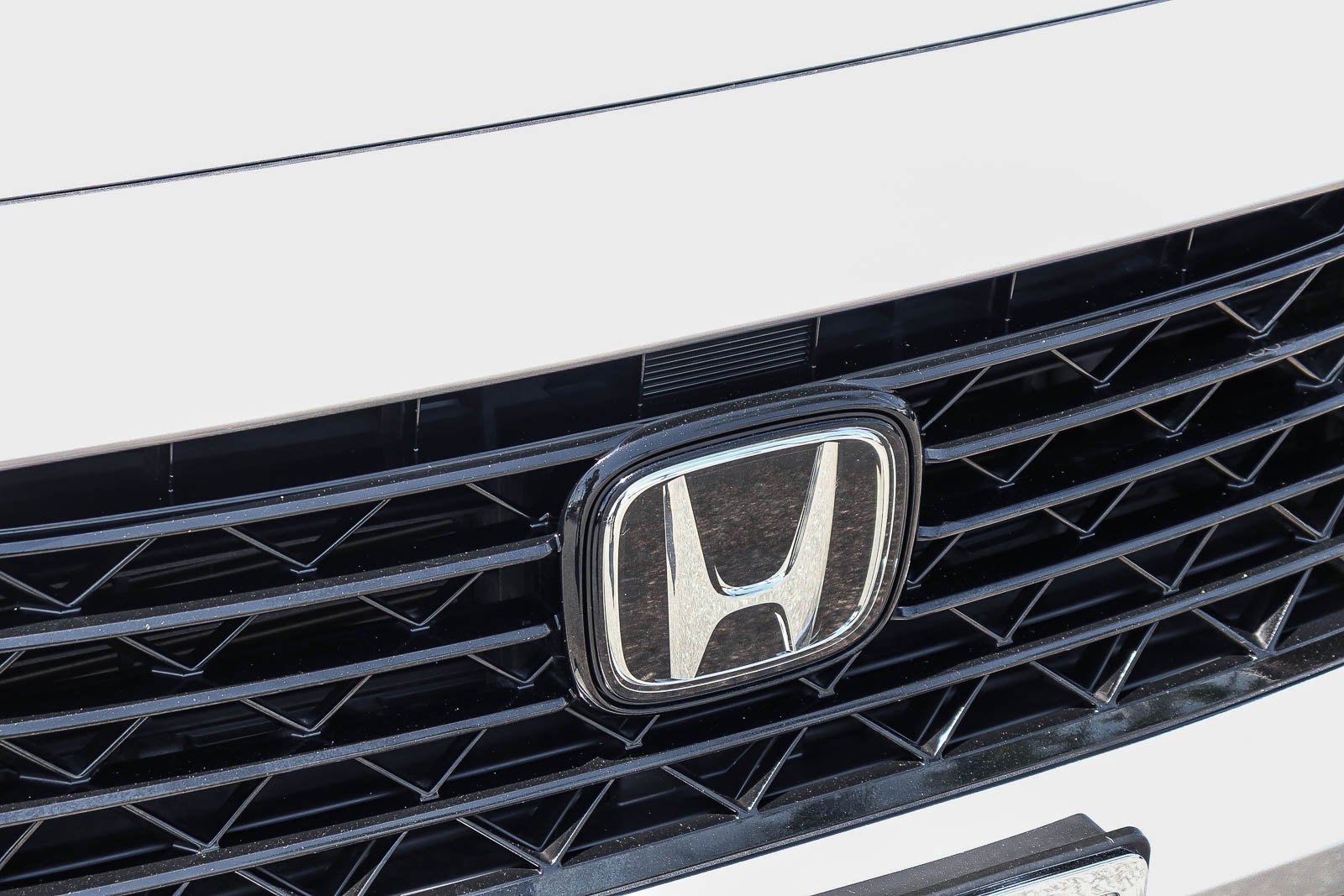 Certified Used 2024 Solar Silver Metallic Honda LX image 4