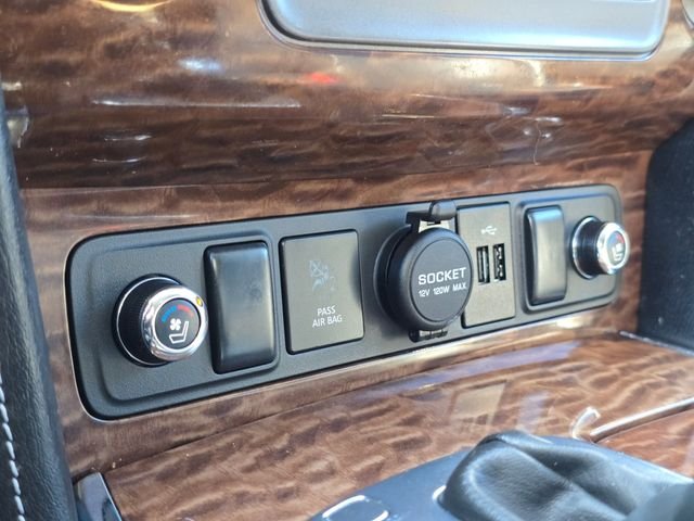 Used 2018 Almond Nissan Platinum image 39