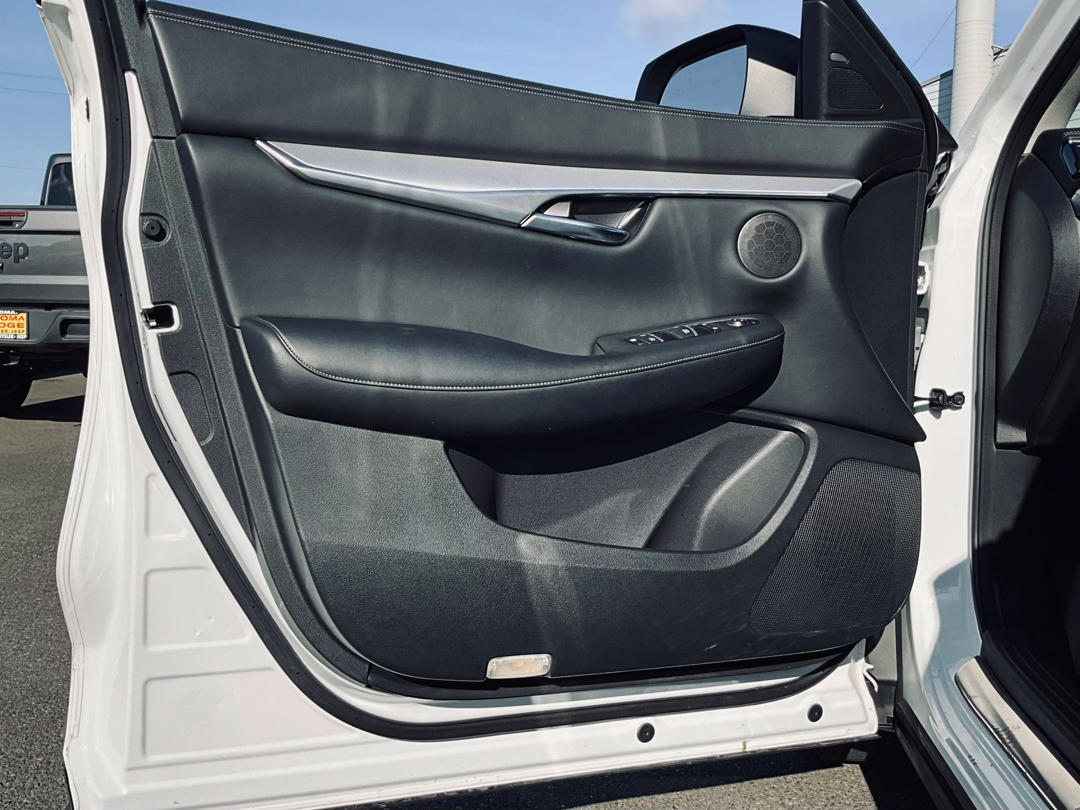 Used 2021 White INFINITI LUXE image 11