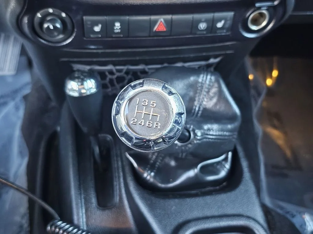 Used 2015 Silver Jeep Unlimited Rubicon image 33