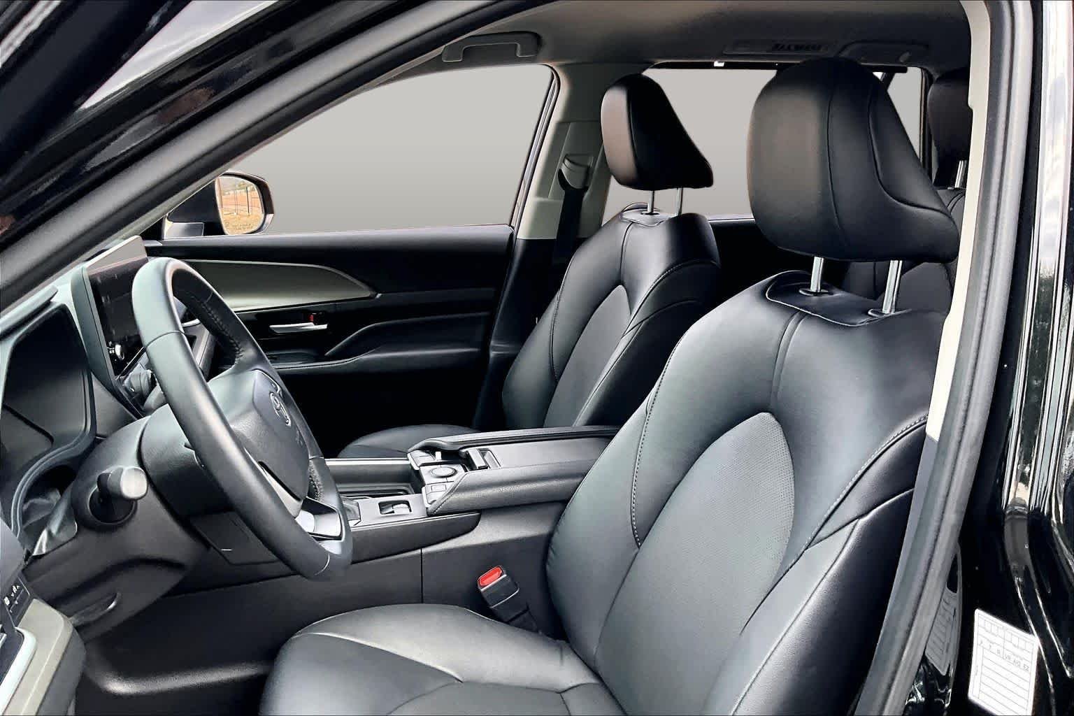 Used 2025 Midnight Black Metallic Toyota XLE image 9