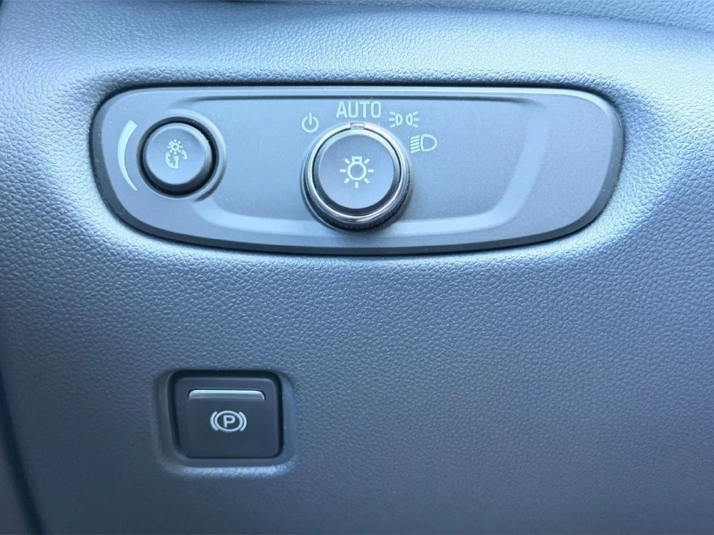 Used 2019 SUMMIT WHITE Chevrolet  image 25
