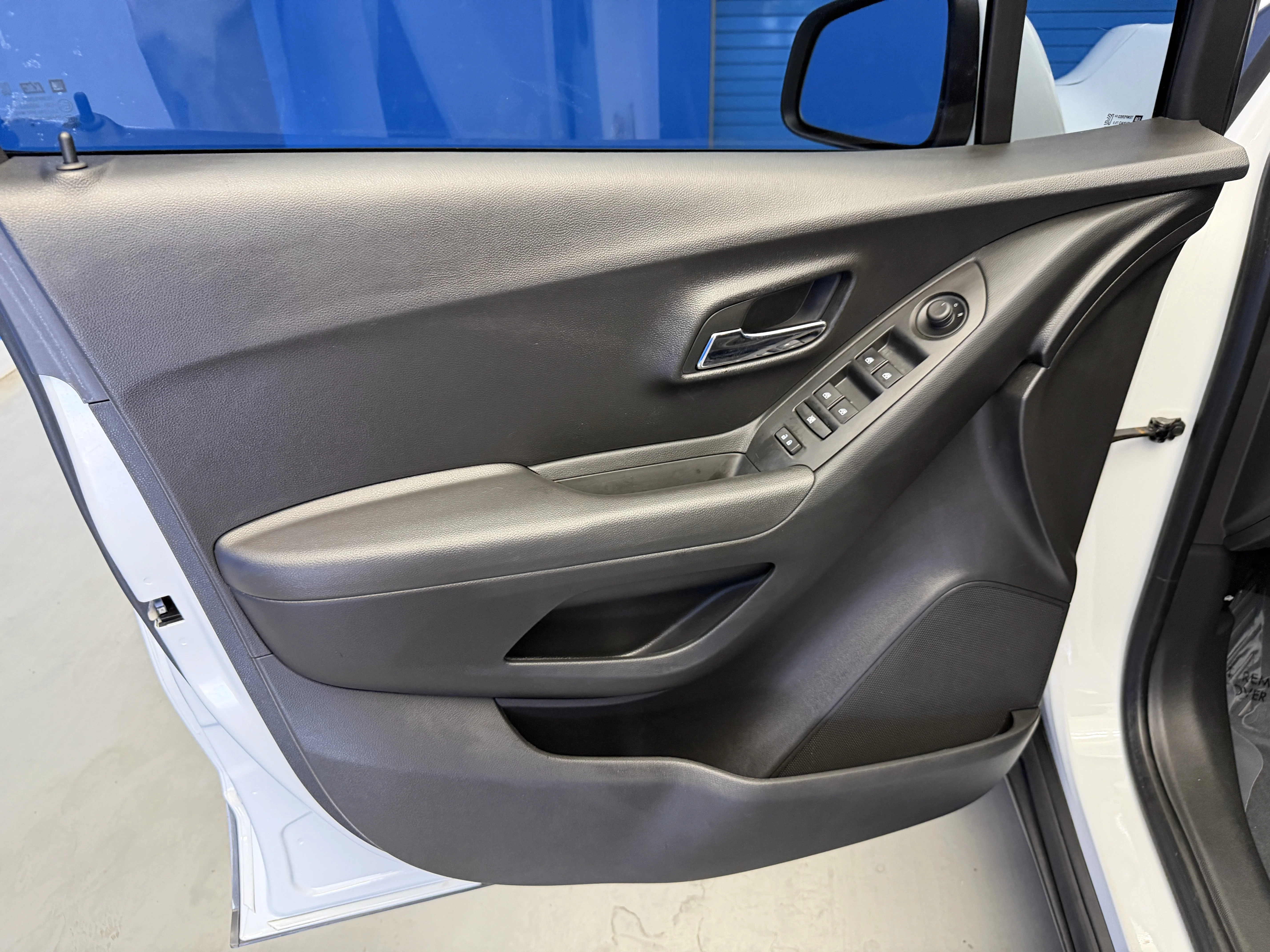 Used 2016 Summit White Chevrolet LS image 9