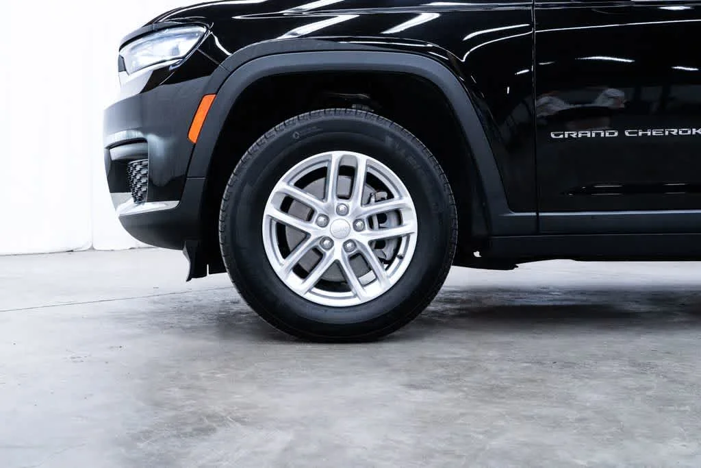 Used 2023 Diamond Black Crystal Pearlcoat Jeep Laredo image 7