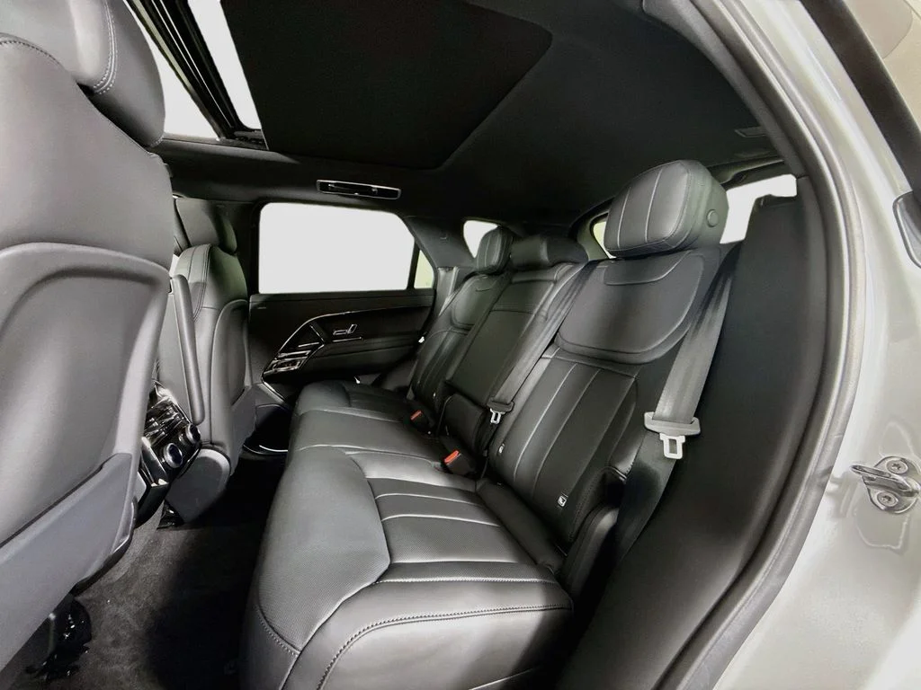 Used 2026  Land Rover SE image 23