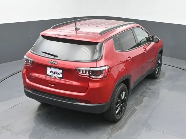 New 2026 Red Hot Pearl-Coat Exterior Paint Jeep Latitude image 37