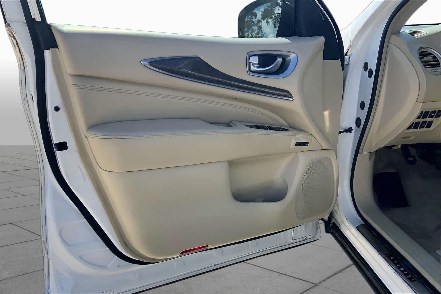 Used 2014 Moonlight White INFINITI  image 18