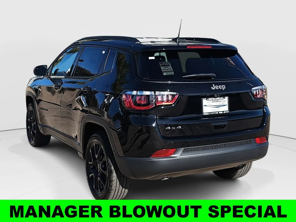 New 2026 Diamond Black Crystal Pearl-Coat Exterior Paint Jeep Latitude image 5