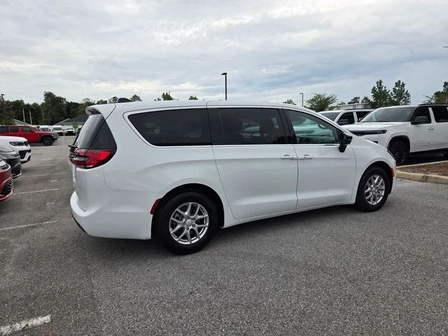 New 2027 Bright White Clear-Coat Exterior Paint Chrysler Select image 12