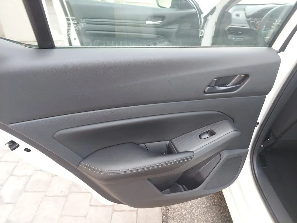 Used 2025 White Nissan 2.5 SV image 36