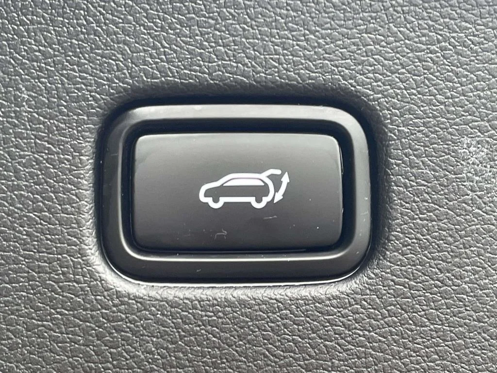 Used 2025 Black Hyundai SEL image 9
