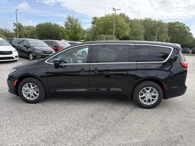New 2026 Diamond Black Crystal Pearl-Coat Exterior Paint Chrysler Select image 7