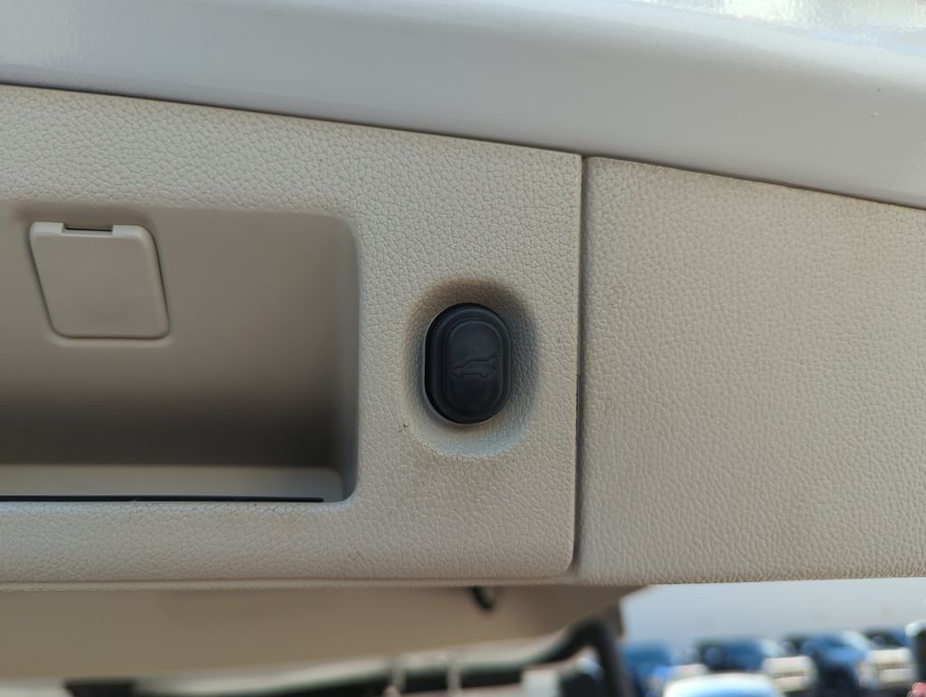 Used 2019 White GMC Denali image 32