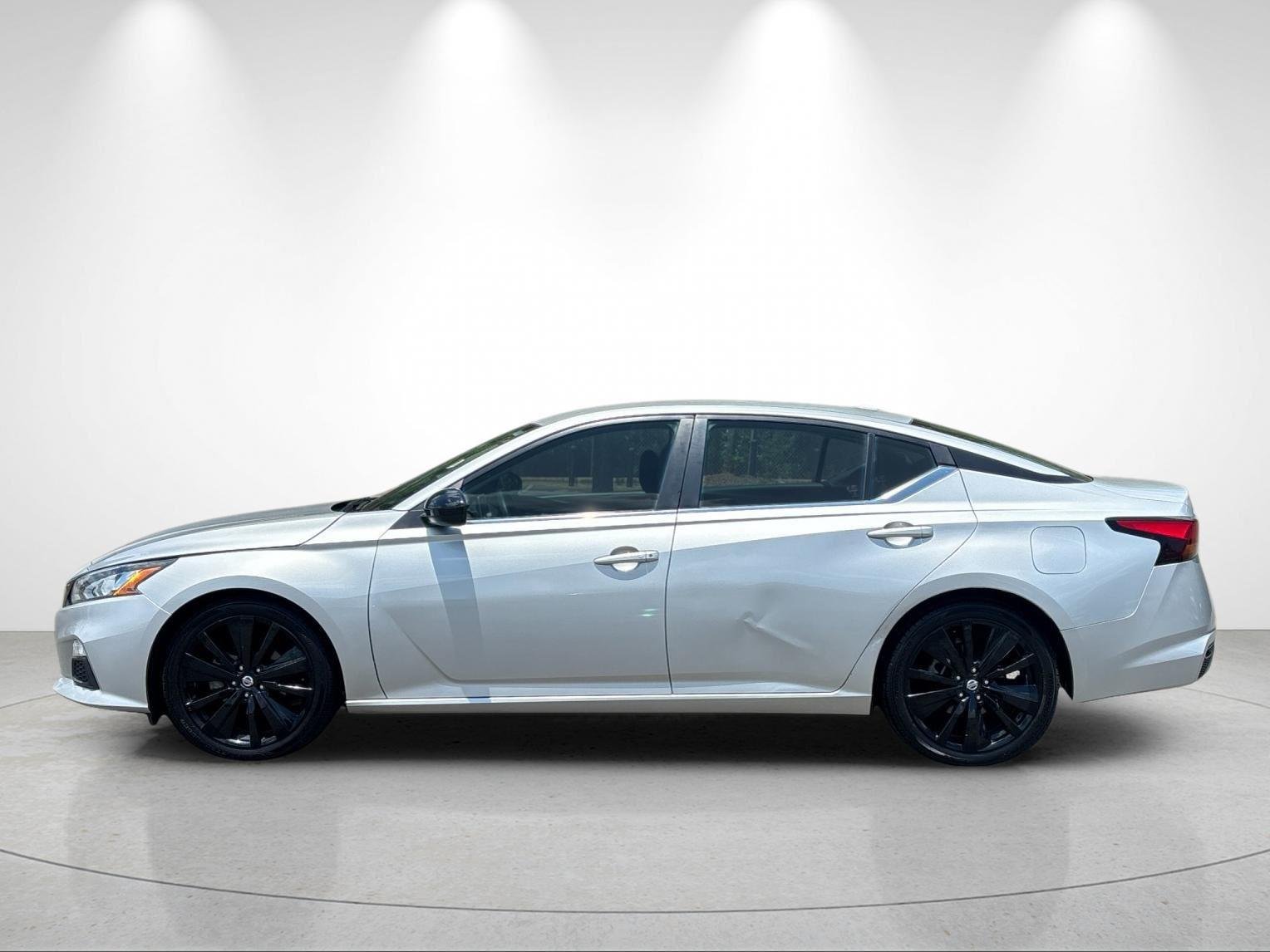 Used 2022 Brilliant Silver Metallic Nissan 2.5 SR image 2