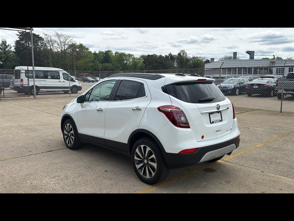 Used 2022 Summit White Buick Preferred image 4