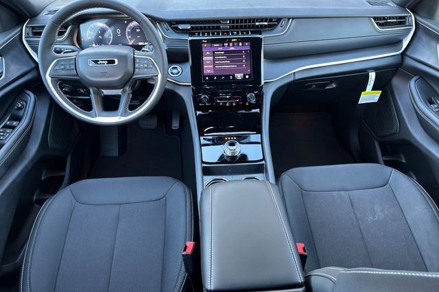 New 2025 Bright White Clear-Coat Exterior Paint Jeep Laredo X image 5