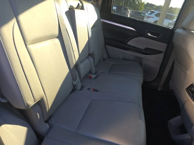 Used 2018 Silver Toyota XLE image 13