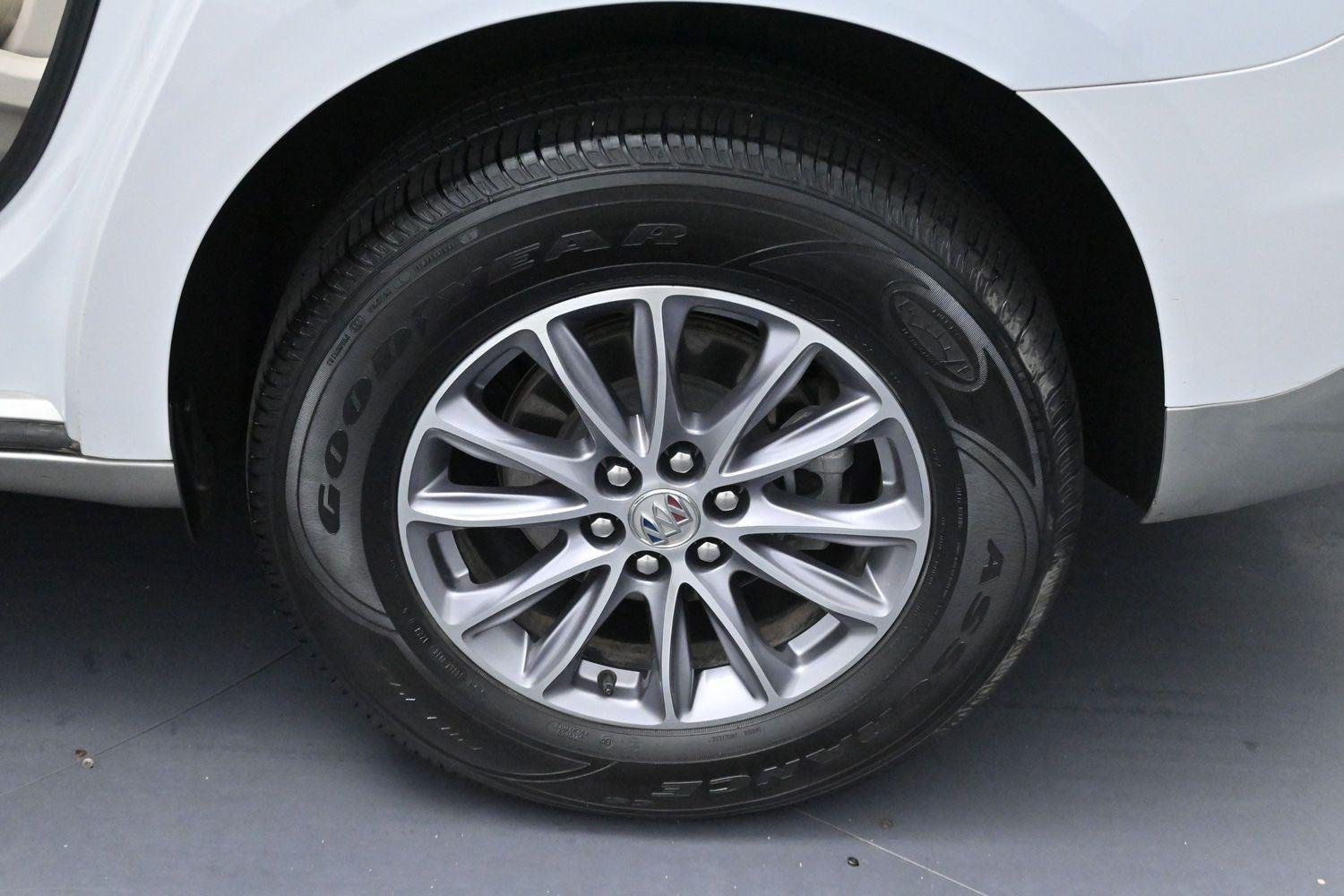 Used 2023 Summit White Buick Essence image 32