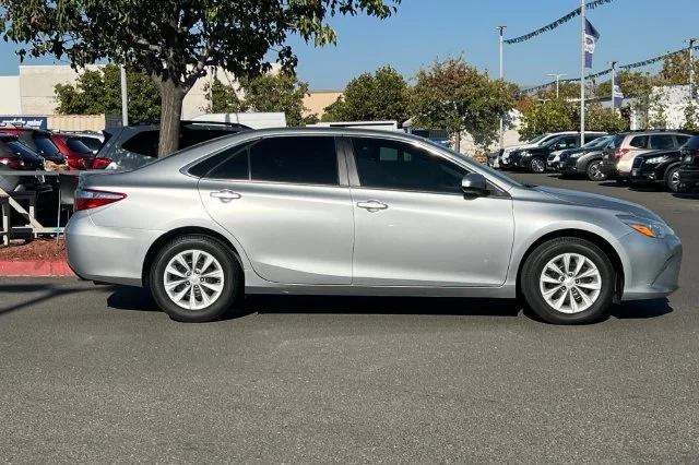 Used 2016 Silver Toyota LE image 3