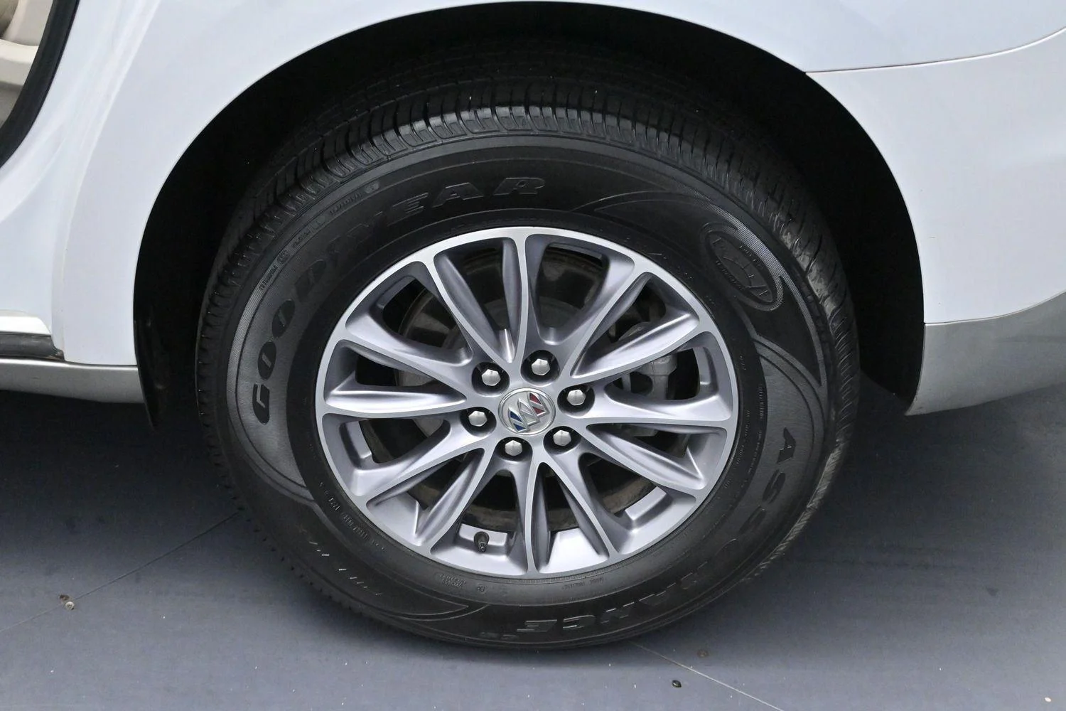 Used 2023 Summit White Buick Essence image 32