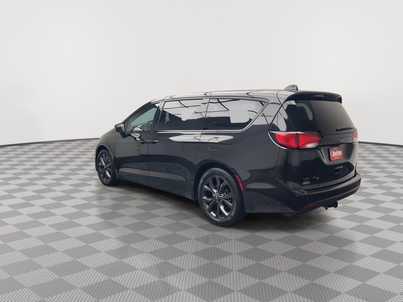 Used 2018 Brilliant Black Crystal Pearlcoat Chrysler Touring Plus image 38