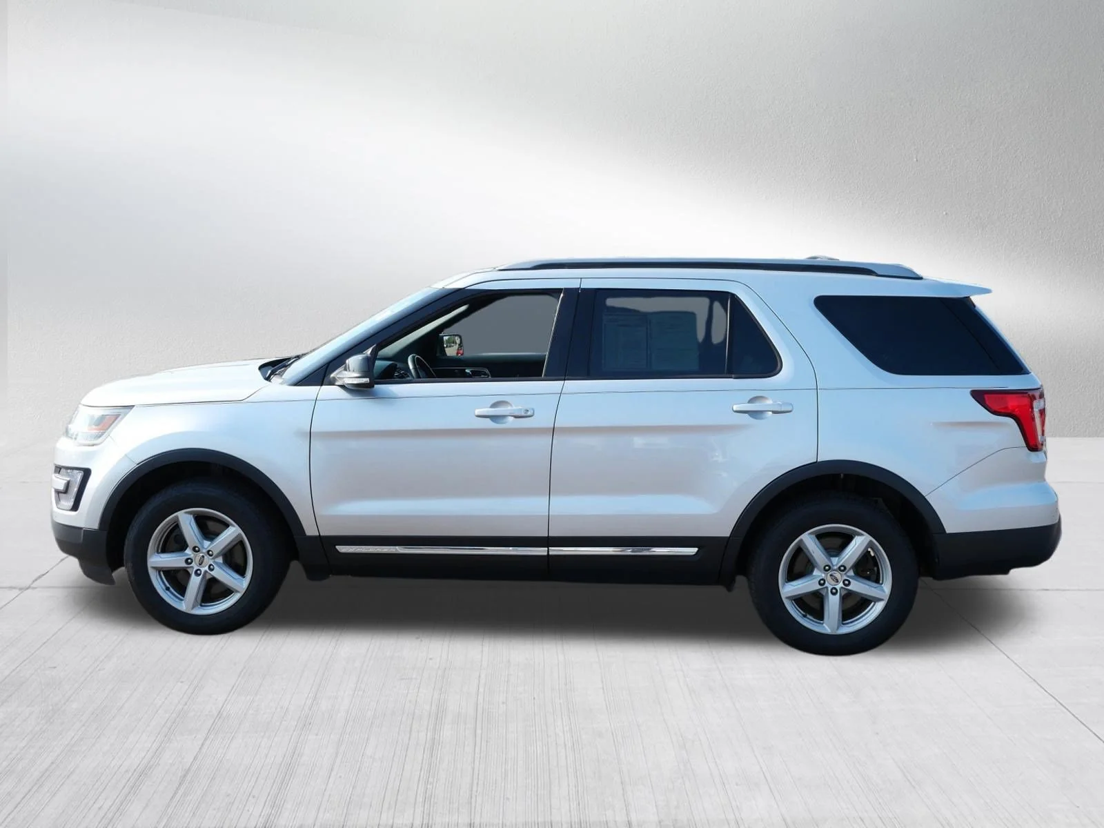 Used 2017 Ingot Silver Metallic Ford XLT image 4
