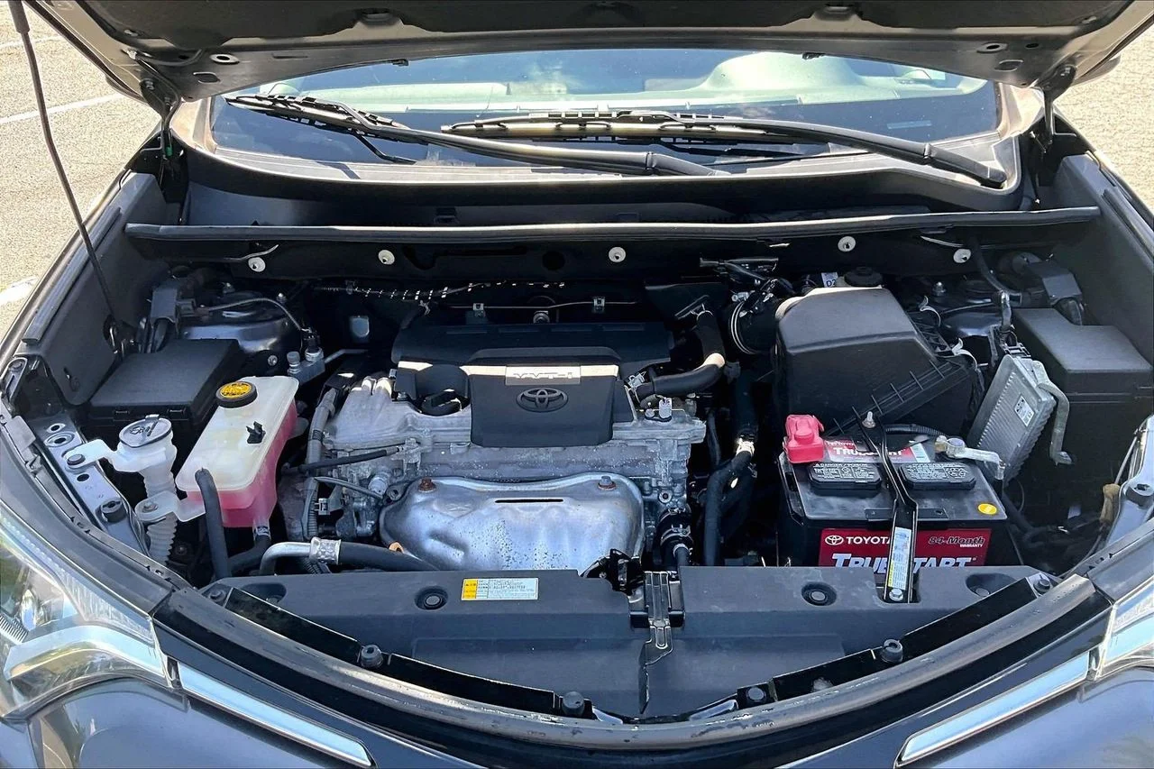 Used 2018 Gray Toyota XLE image 36