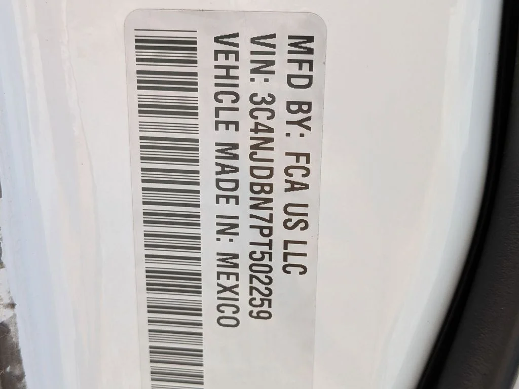 Used 2023 White Jeep Latitude image 27