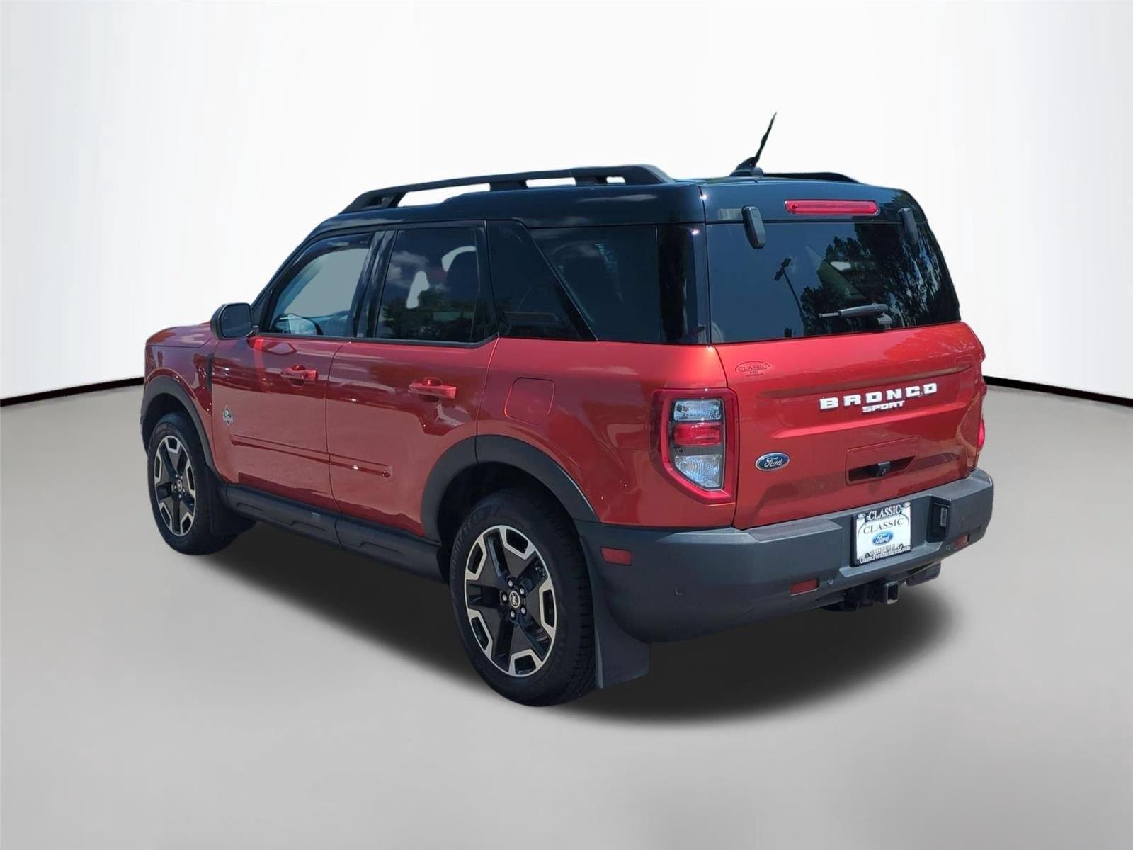 Used 2022 Hot Pepper Red Metallic Tinted Clearcoat Ford Outer Banks image 3