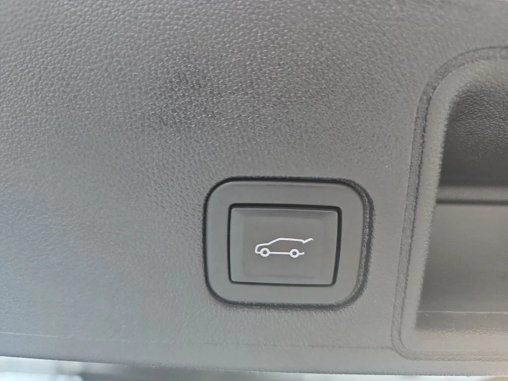 Used 2024 White GMC SLT image 13