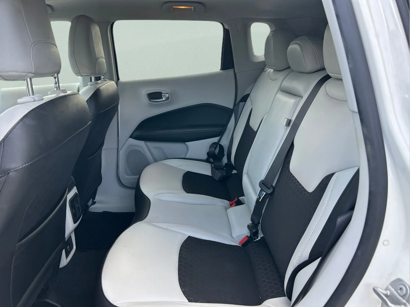 Used 2020 White Clearcoat Jeep Latitude image 10
