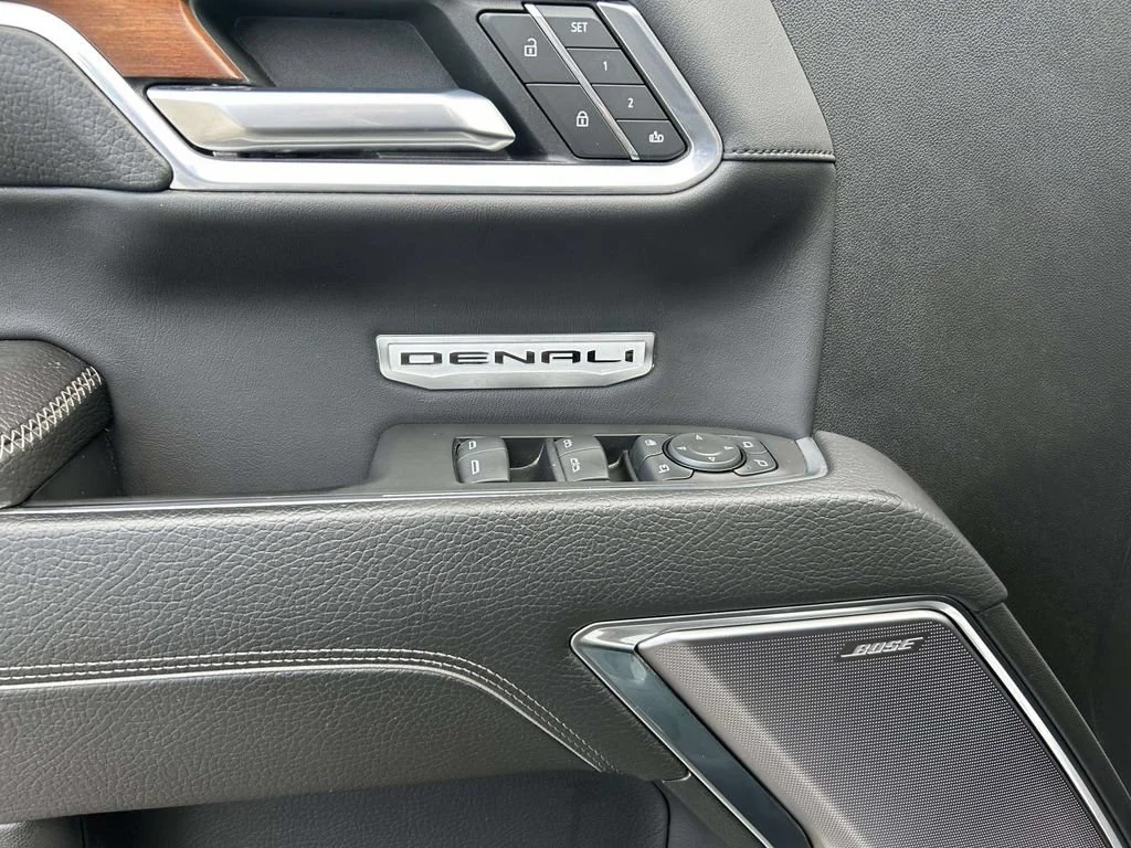 Used 2022 White Frost Tricoat GMC Denali image 16