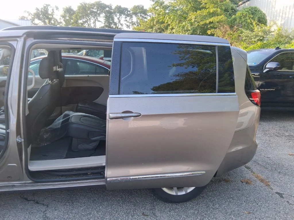 Used 2017 Silver Chrysler Touring L image 15