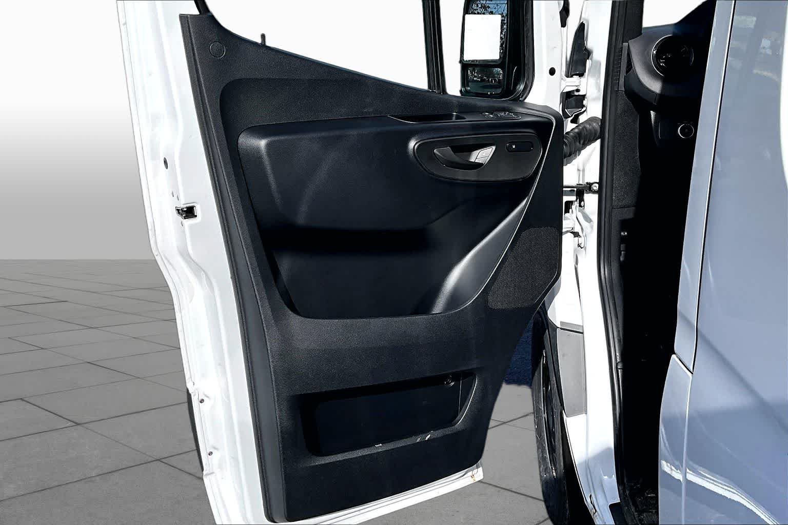 New 2025 Arctic+White Mercedes-Benz  image 10