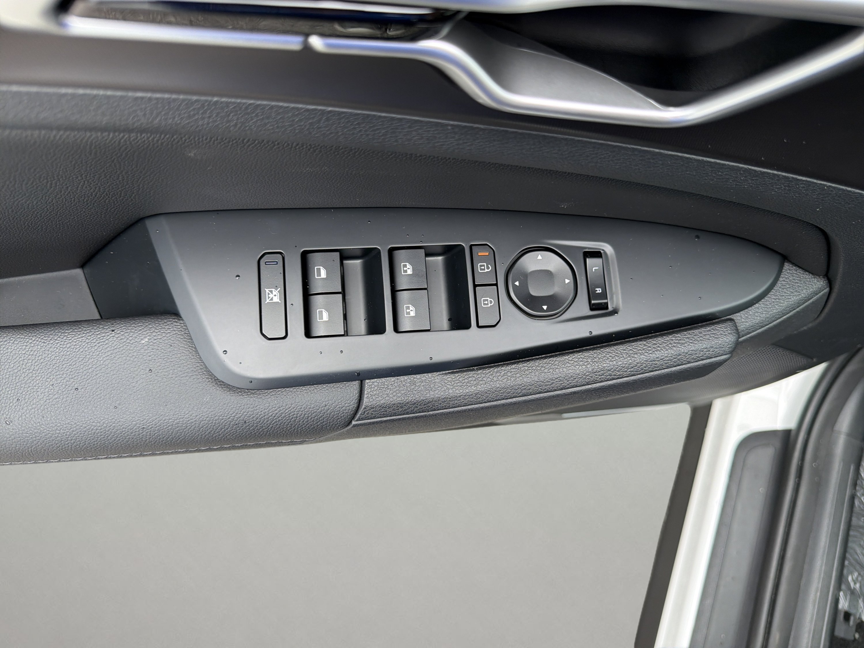 New 2027 Snow White Pearl Kia EX image 17