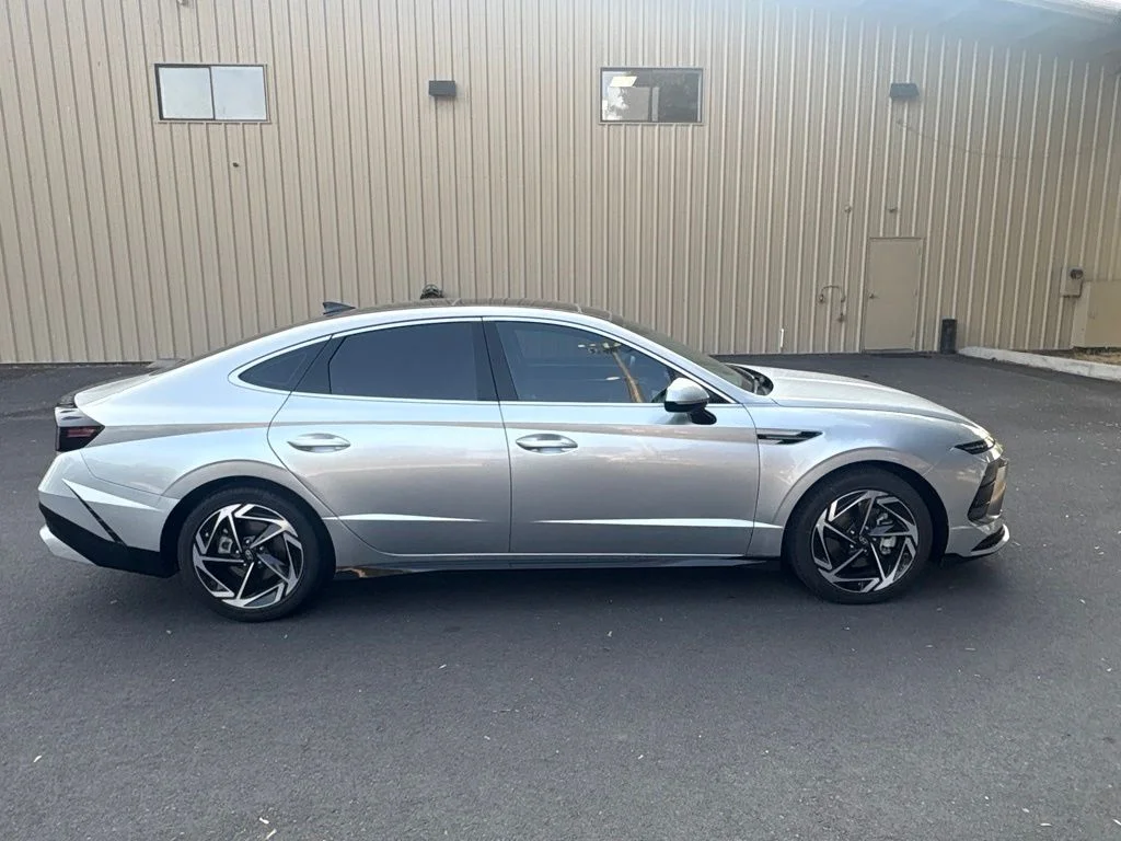 Used 2025 Silver Hyundai SEL Convenience image 4