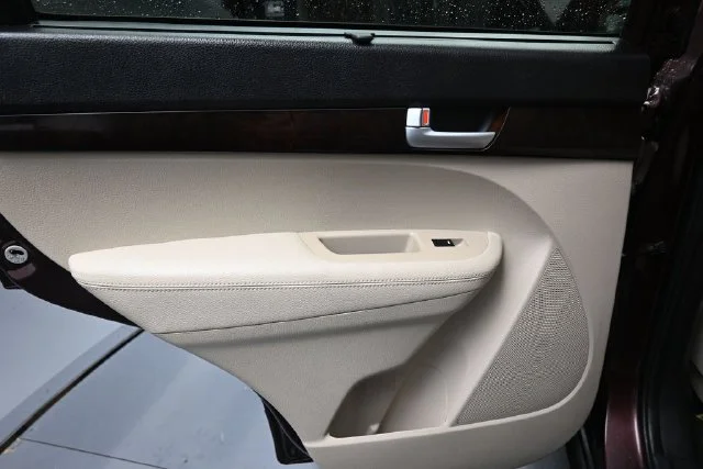 Used 2015 Red Kia LX image 9