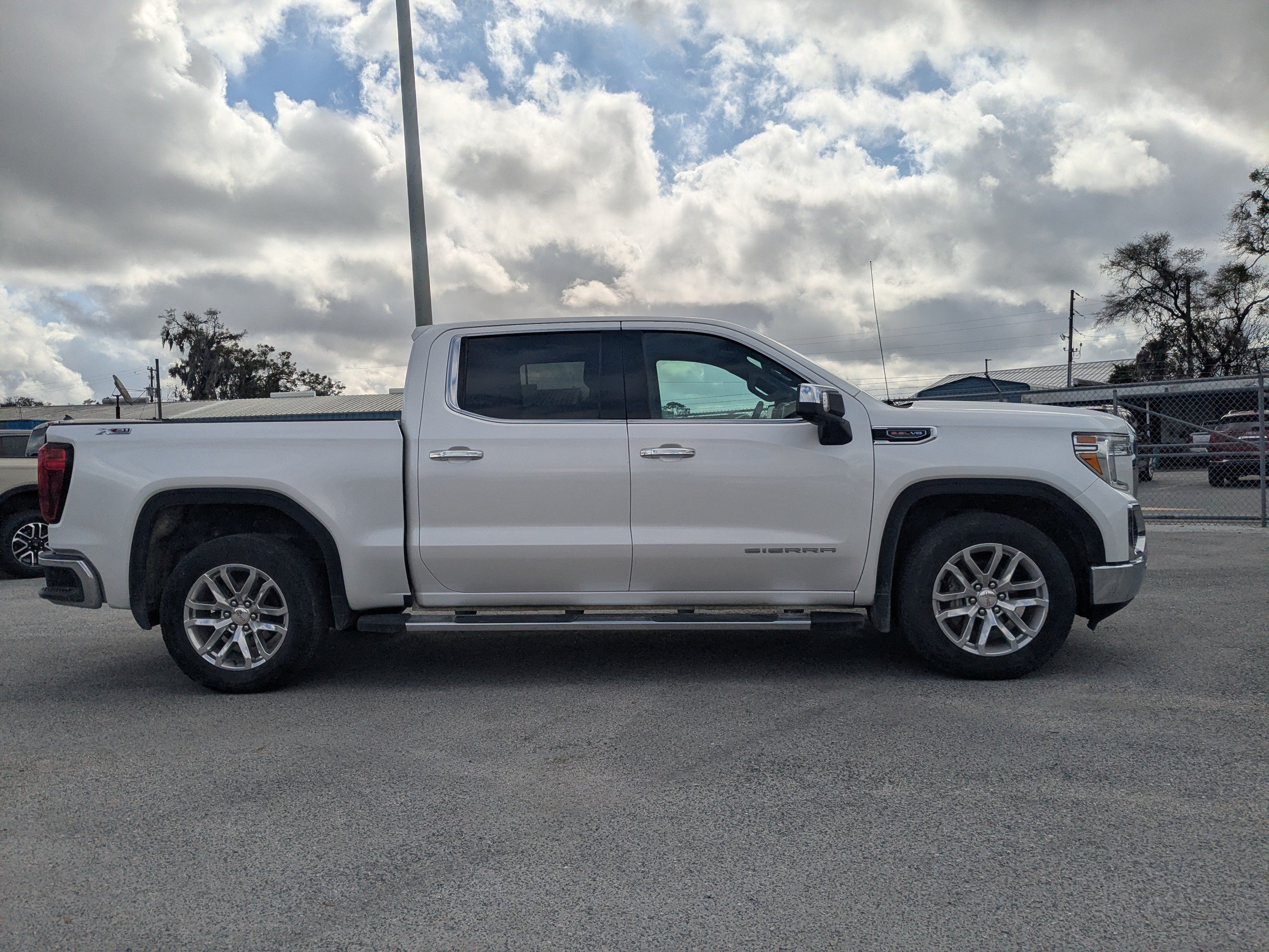 Used 2022 White Frost Tricoat GMC SLT image 2
