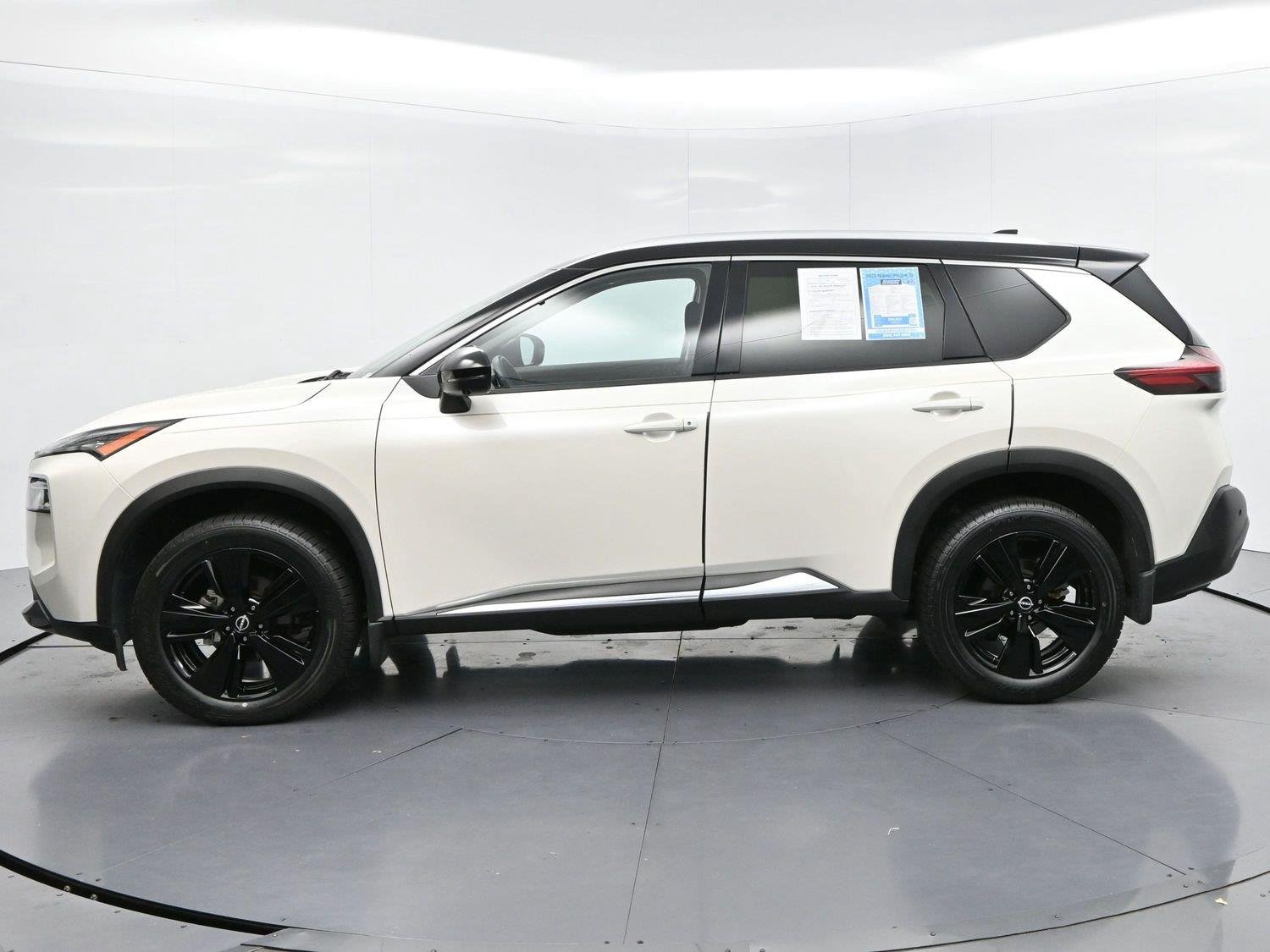 Used 2023 Pearl White Tricoat/Super Black Nissan SL image 4