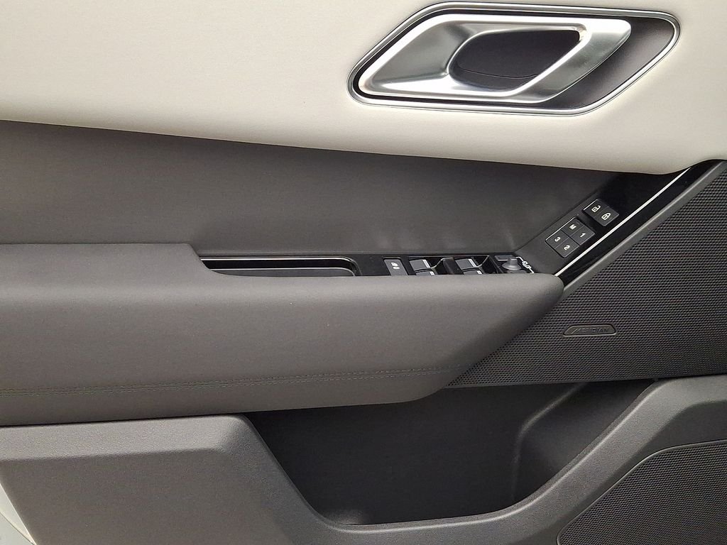 New 2026 Arroios Grey Metallic Land Rover S image 9