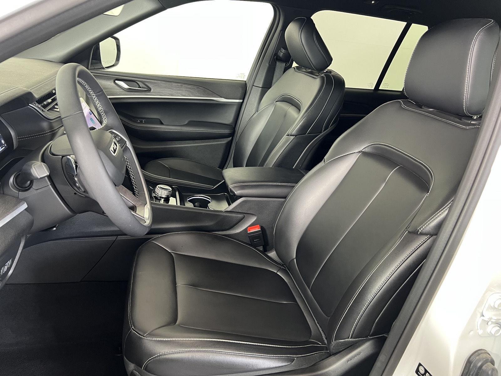 Used 2025 Wh Jeep  image 4