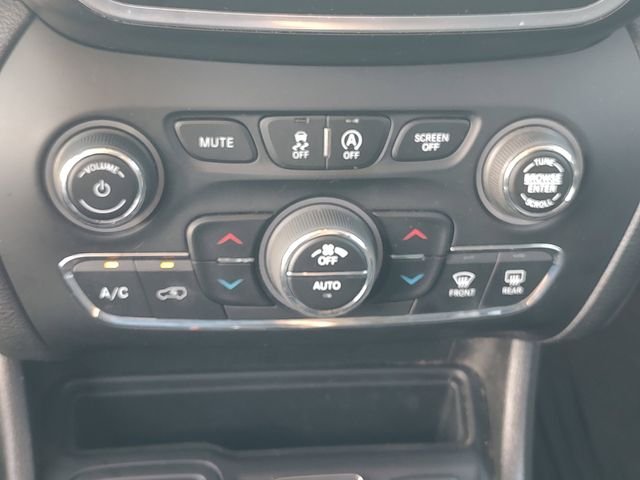 Used 2021 Gray Jeep Latitude Lux image 16