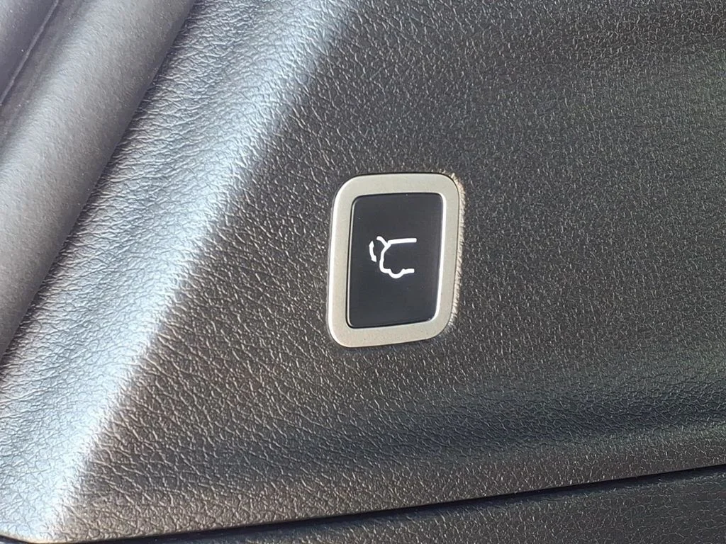 Used 2025 White Chrysler Limited image 34