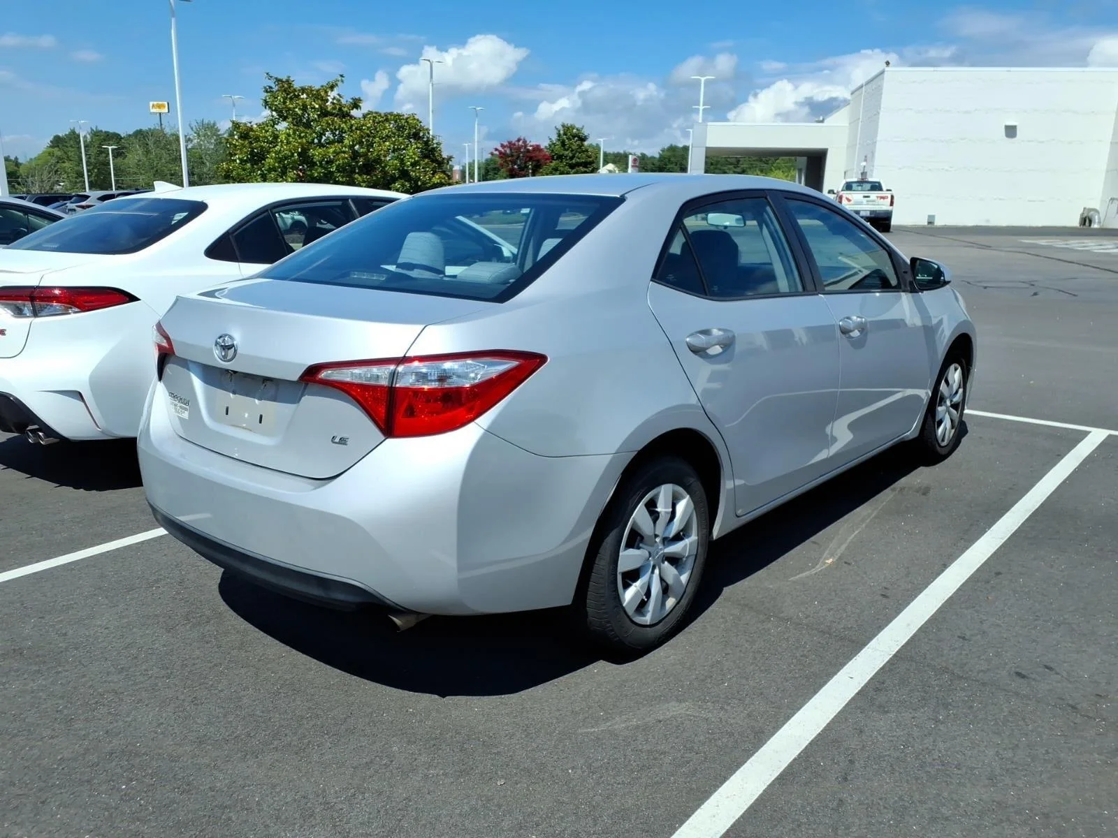 Used 2015 Classic Silver Metallic Toyota LE image 3
