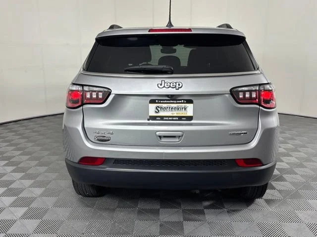 Used 2022  Jeep Latitude Lux image 7