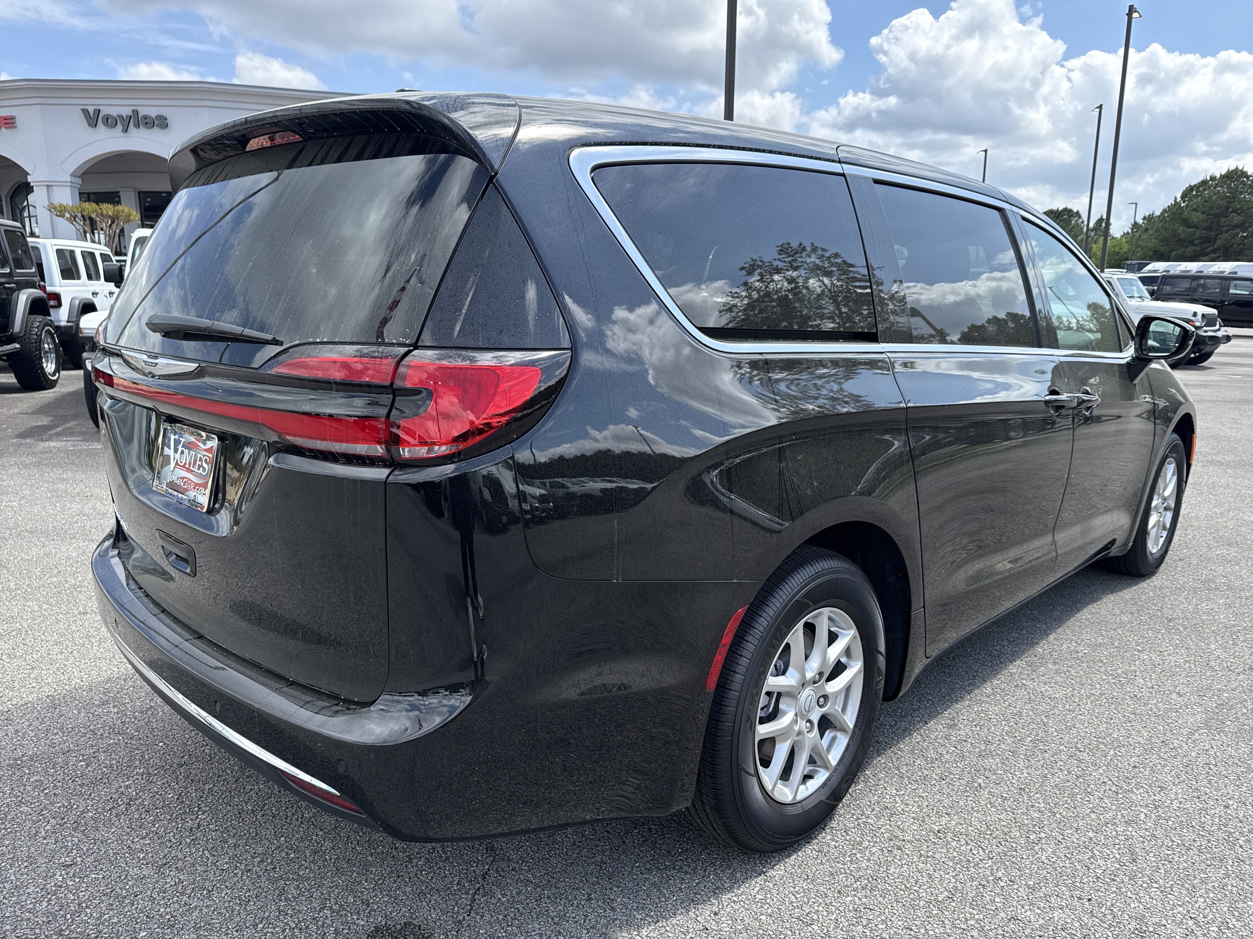 New 2026 Diamond Black Crystal Pearl-Coat Exterior Paint Chrysler Select image 10