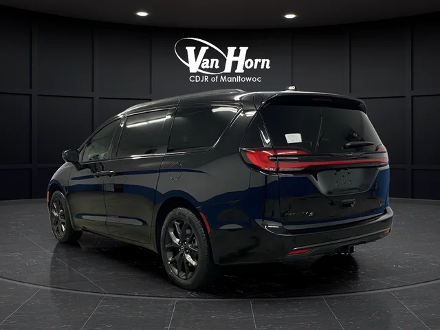 New 2026 Diamond Black Crystal Pearl-Coat Exterior Paint Chrysler Limited image 3